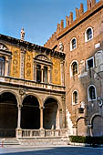 Verona - piazza dei Signori, angolo nord-est tra il Palazzo del Podest e la Loggia del Consiglio.